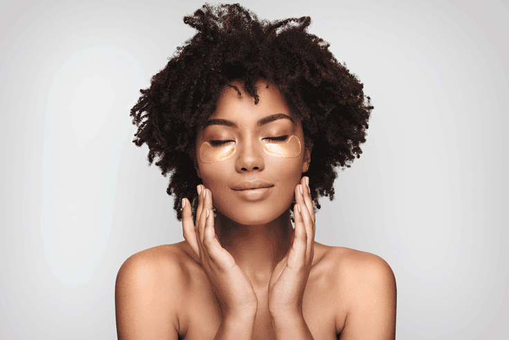 model nahaufnahme, greift sich mit beiden händen ins gesicht