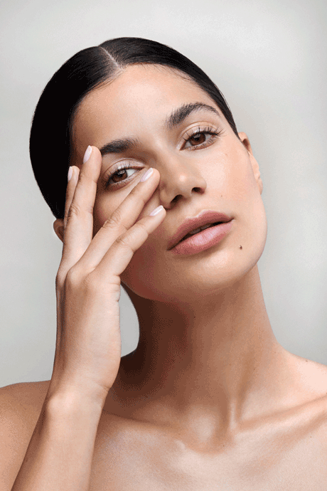 model portraitaufnahme, fasst sich mit einer hand ins gesicht