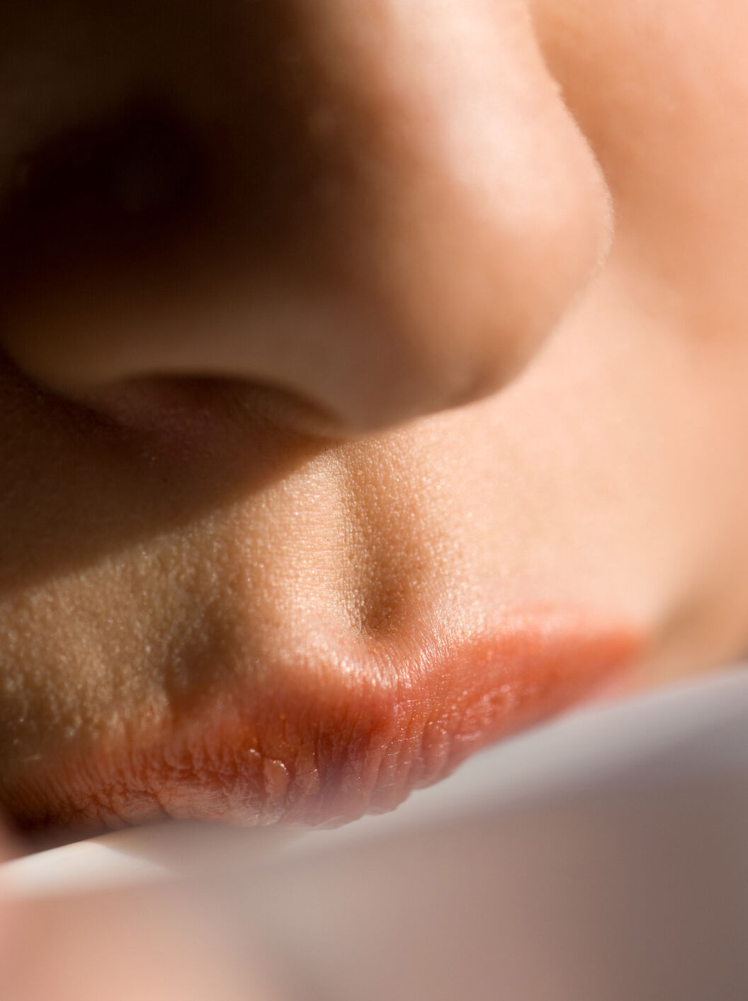 nahaufnahme lippen, trinken gerade an einem becher