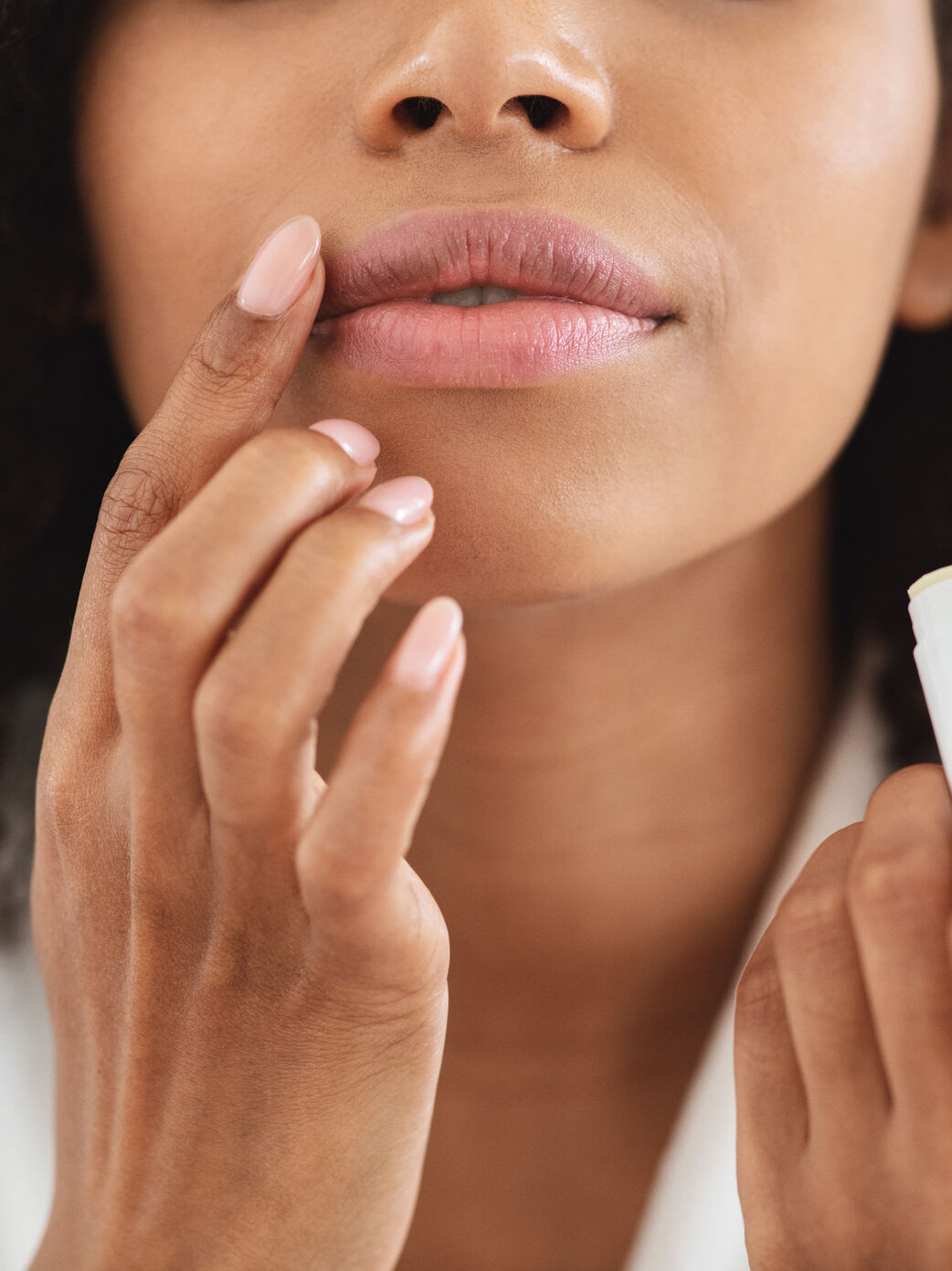 frau fasst sich mit einem finger an die lippe, frontal und nahaufnahme