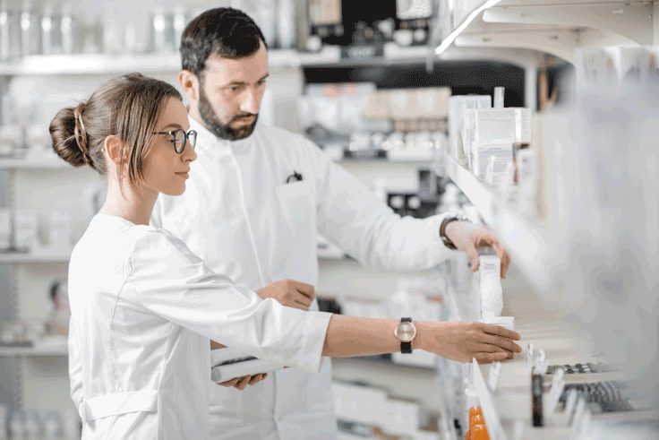 2 wissenschaftler in weißen anzügen im labor