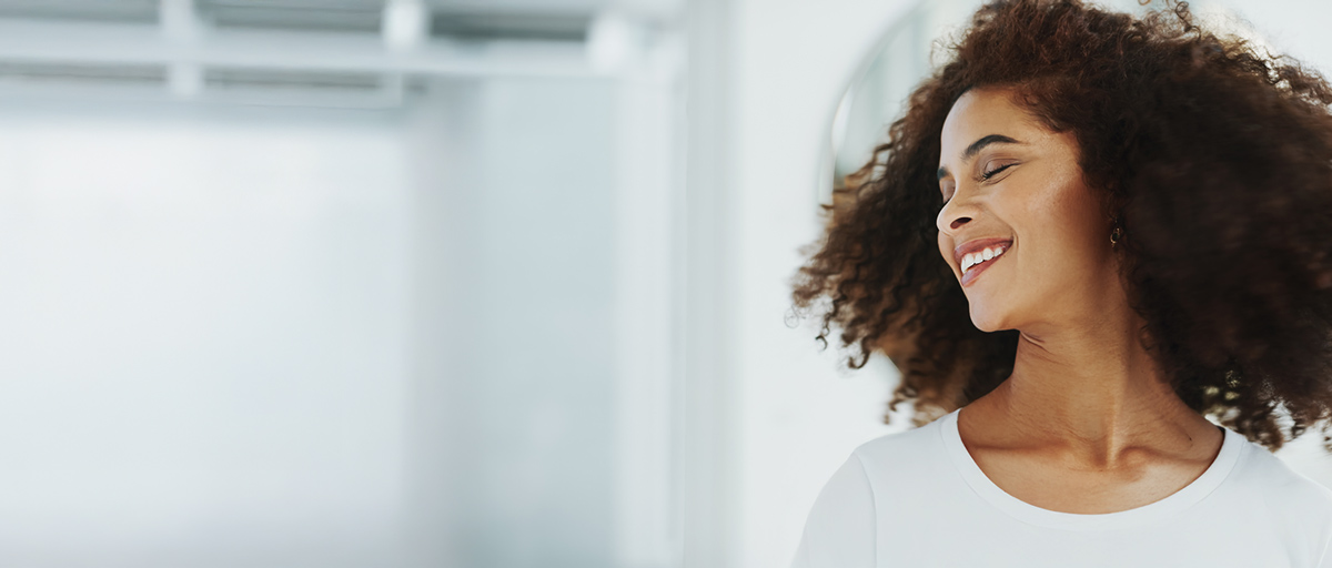 Frau mit gesunder Haut und selbstbewusstem Lächeln – Skin Confidence durch Hautbarriere-Stärkung