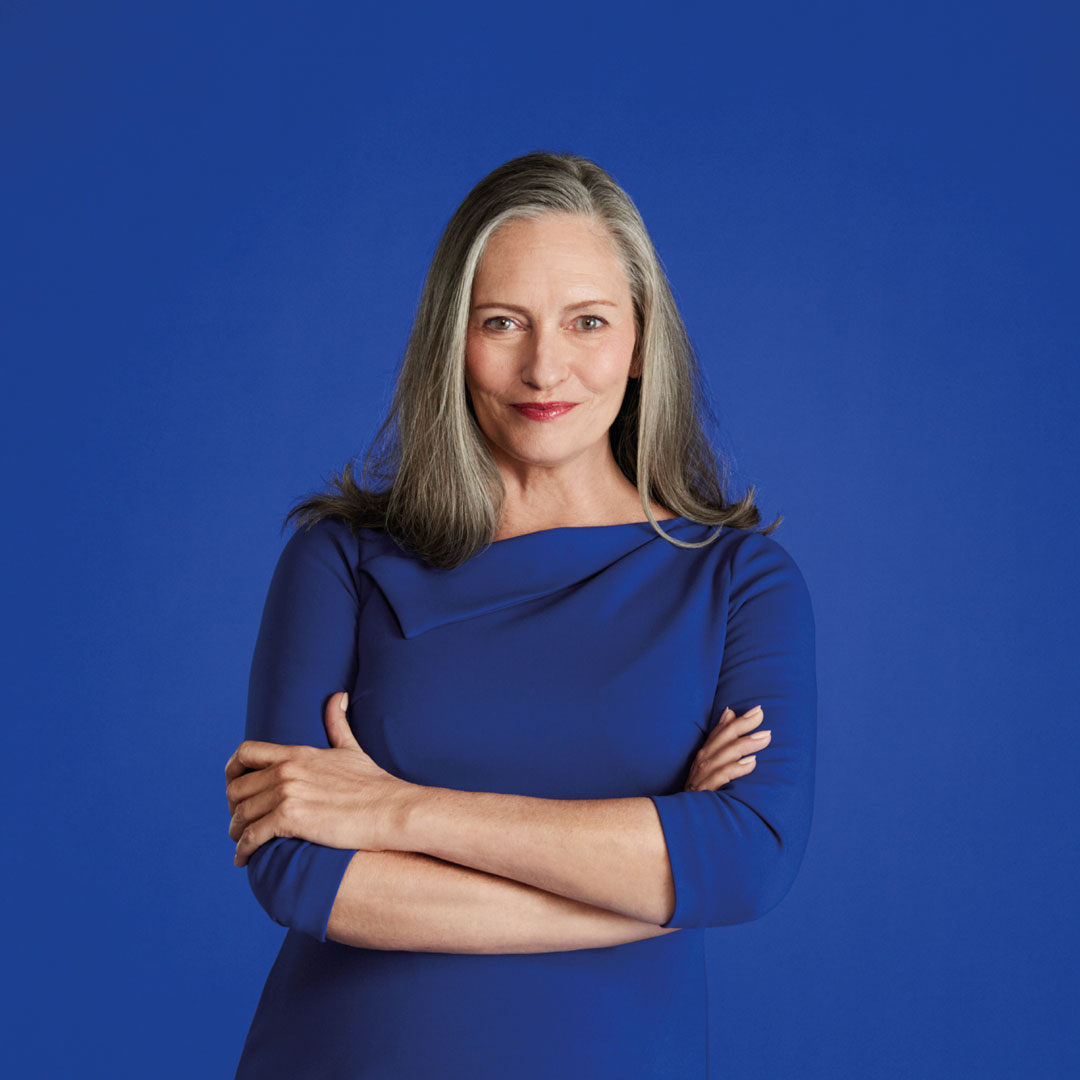 Ältere Frau mit grauem Haar – Selbstbestimmt altern mit Merz Aesthetics