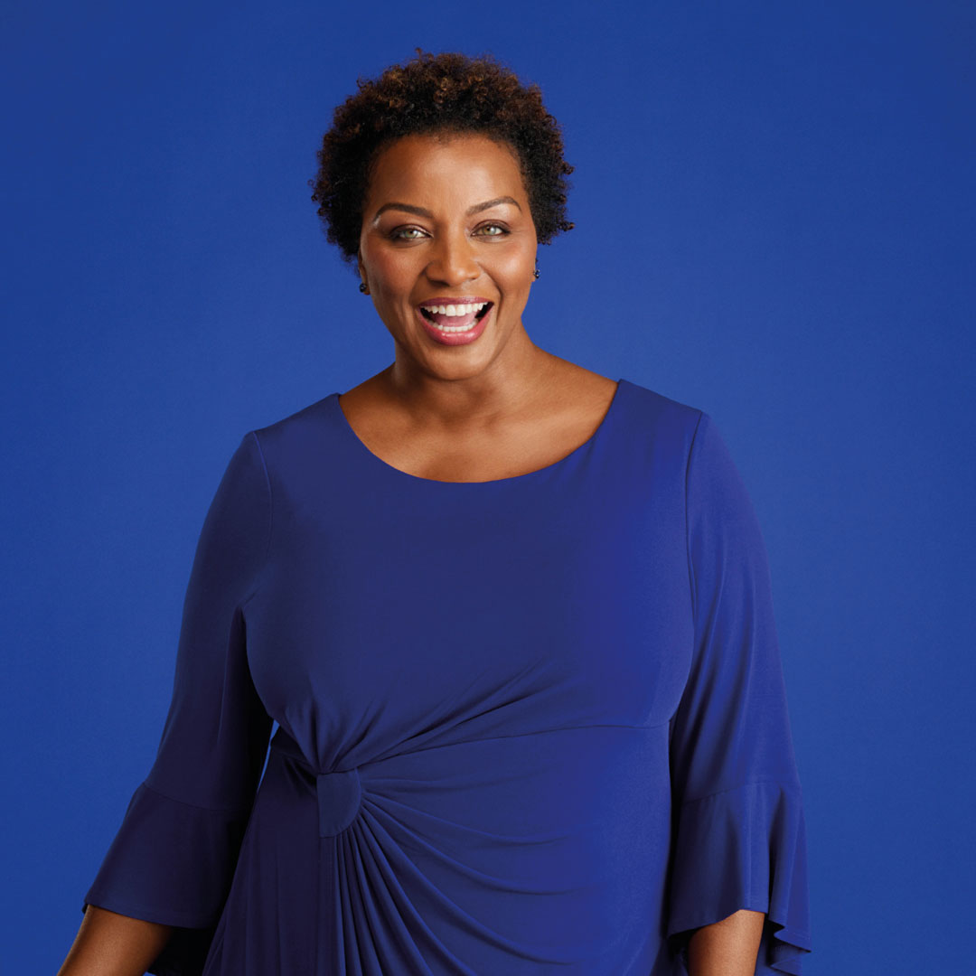 Frau lacht selbstbewusst – Empowerment und ästhetische Medizin