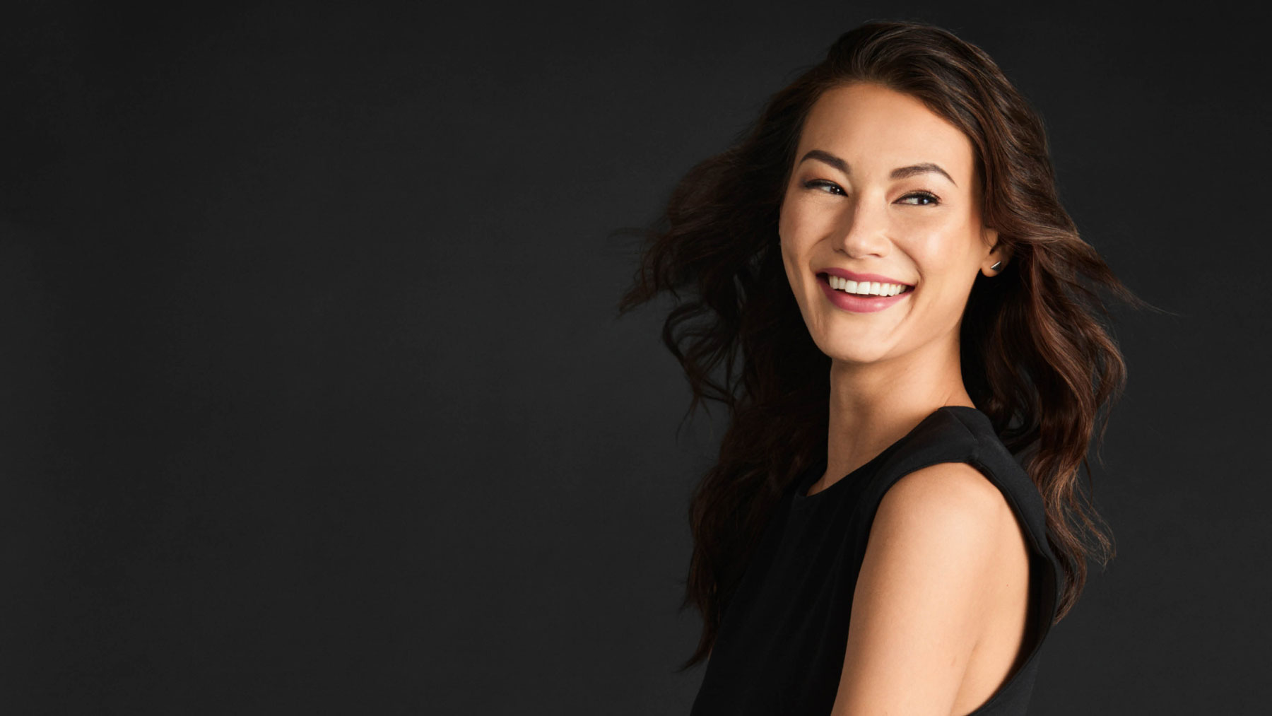 Selbstbewusste Frau lächelt – Pillars of Confidence Initiative Merz Aesthetics