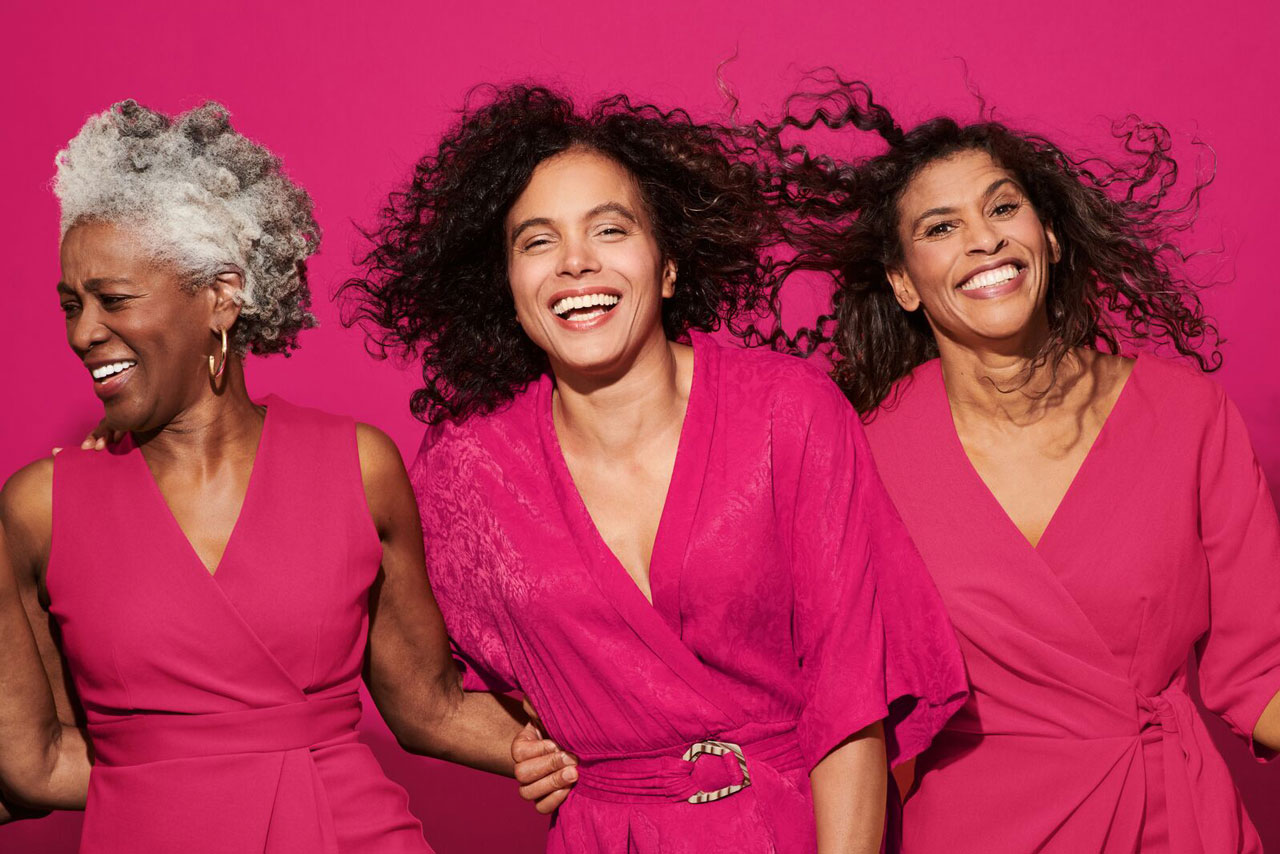 Drei Frauen unterschiedlichen Alters lachen gemeinsam – Longevity Lebensstil und Selbstbewusstsein Merz Aesthetics