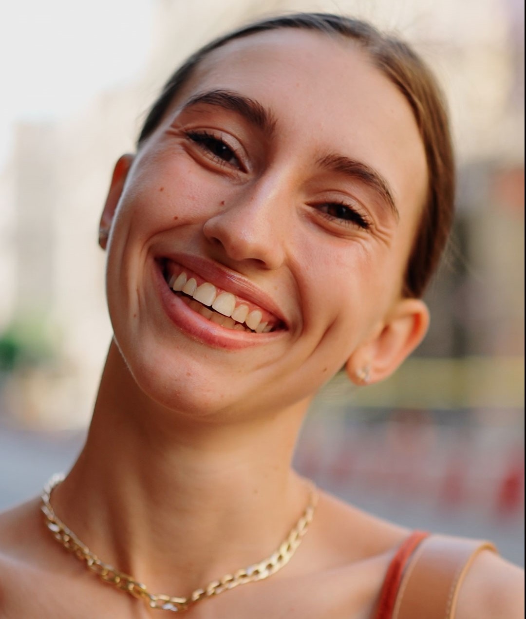 Selbstbewusste junge Frau lächelt – Longevity und Confidence Merz Aesthetics