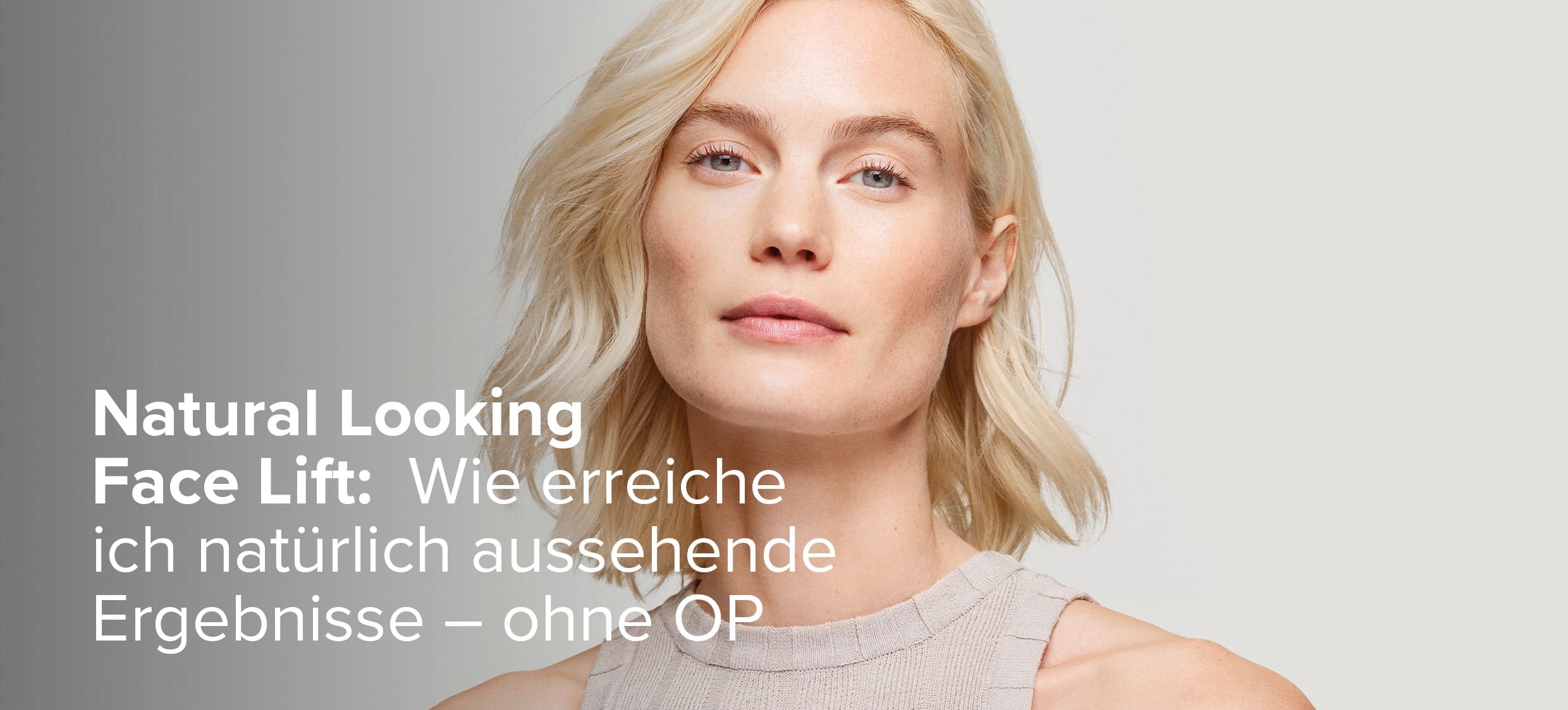 Strahlende Frau Mitte 40 mit natürlichem Look vor hellem Hintergrund | Natural Looking Face Lift | Merz Aesthetics