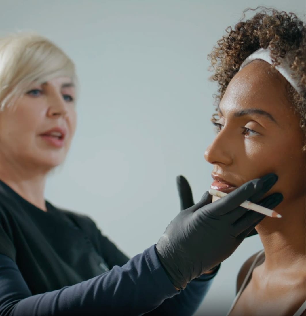 Ärztin berät Patientin zu minimalinvasiver Behandlung | Gesichtsstraffung ohne OP | Merz Aesthetics