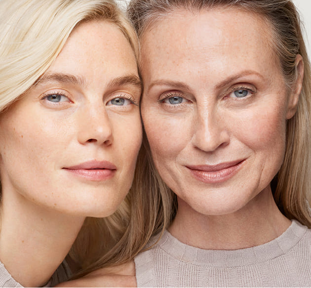 Zwei Frauen unterschiedlicher Generationen mit strahlendem Hautbild | Hautveränderungen Wechseljahre | Merz Aesthetics