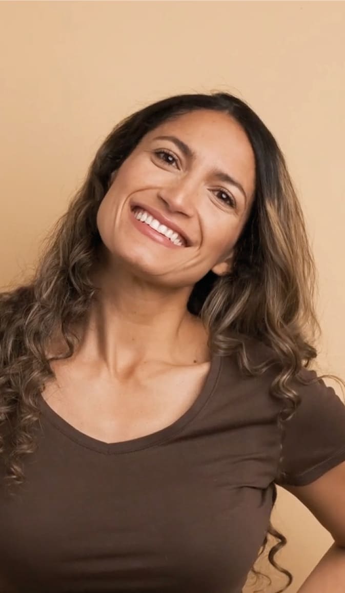 Lächelnde Frau in den Wechseljahren strahlt Selbstbewusstsein und Lebensfreude aus | Confidence Menopause Wohlbefinden | Merz Aesthetics