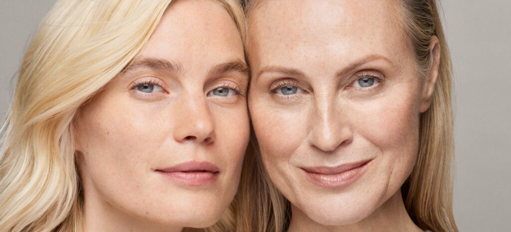 Gesichter von zwei blonden Frauen mit blauen Augen, die in die Kamera schauen.