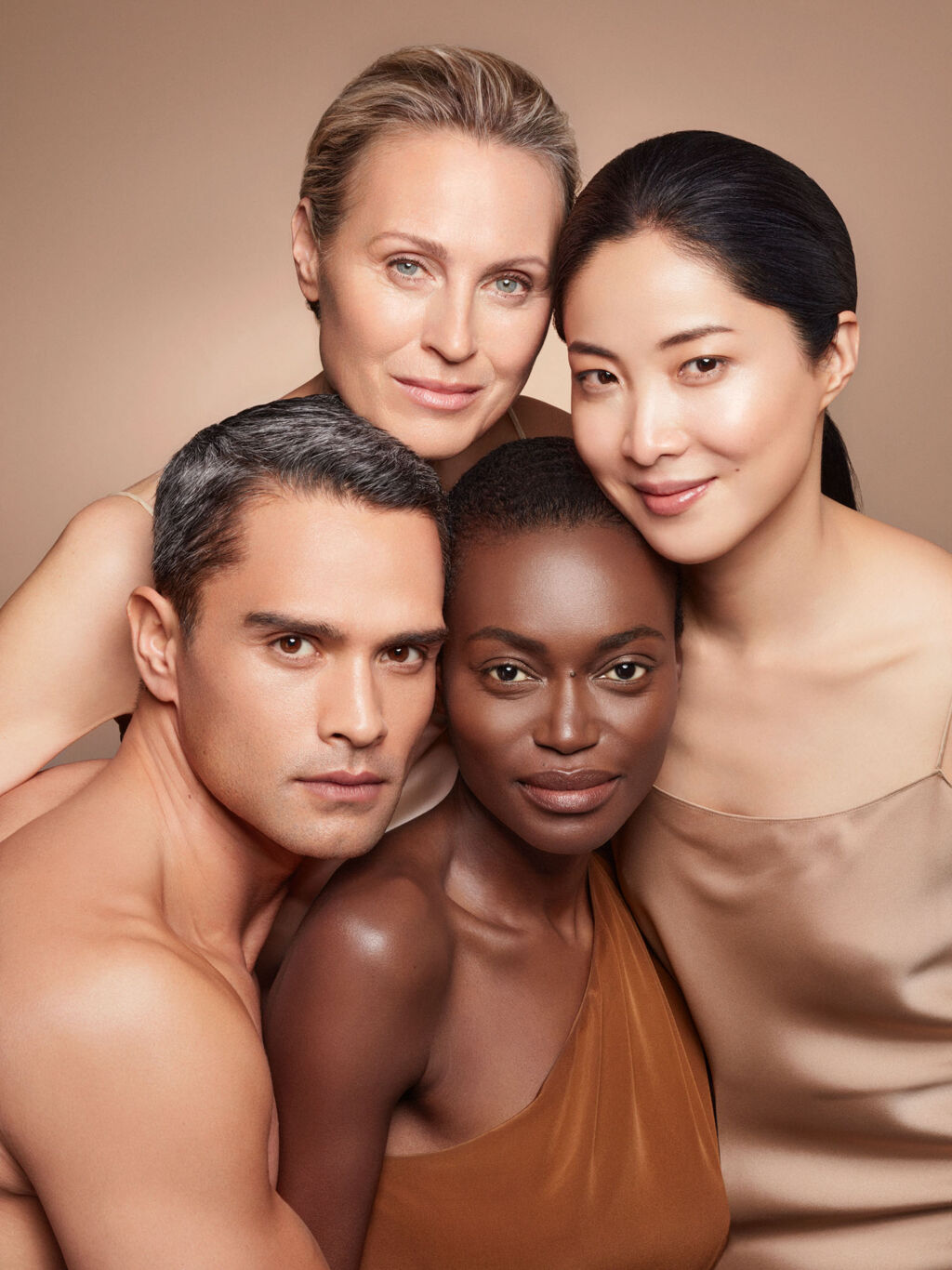 Porträtbild von drei Frauen und einem Mann verschiedener Nationalitäten.